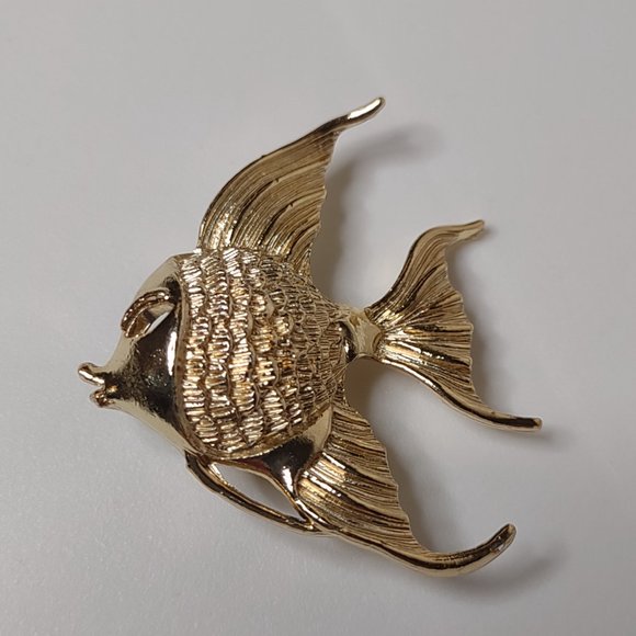 Vintage Gold Tone Angelfish Brooch - Picture 3 of 13